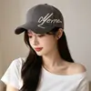 Gorra de Béisbol Versátil de Moda 2026 con Bordado de Letras, Elegante Sombrero de Sol que Hace que la Cara Parezca Más Pequeña
