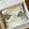Zapatos blancos súper lindos y adorables estilo JK versátiles para mujeres petite, zapatillas casuales de nicho con plataforma de suela gruesa que aumentan la altura