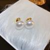 Brincos Pingente Oval de Pérola em Latão, Brincos com Design de Nicho da Moda, Elegantes Brincos de Pérola Imitação de Concha para Mulheres