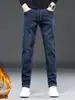 Ropa para Hombre Maple House / Colección Otoño/Invierno 2026: Jeans rectos para hombre, con forro polar, engrosados, modernos y elegantes, para uso de negocios casual.