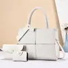 Conjunto de três peças de bolsas mãe e filha, bolsas de mão estilosas e atraentes, bolsas de ombro versáteis, bolsas transversais de luxo leve, bolsas versáteis para o dia a dia para mulheres