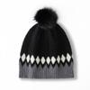 Gorro de Punto Casual Cálido y de Moda de Cachemira 2026 Otoño e Invierno Nuevo para Mujer de Alta Gama con Bloques de Color, Patrón Retorcido en Forma de Diamante y Pompones