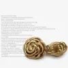 Botões florais irregulares amassados em dourado claro, botões florais de metal, botões decorativos da moda para casacos, sobretudos e blazers