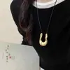 Colar Pingente Metálico em Forma de U com Acabamento de Luxo, Corrente para Suéter Retrátil Resistente, Joia Fashion de Temperamento Levemente Luxuoso para Mulheres, Design Geométrico