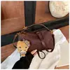 2026 Nuevo Bolso de Axila Esmerilado con Estampado de Leopardo para Mujer Bolso Retro de Nicho de un Solo Hombro Cruzado con Colgante Lindo Bolso Pequeño Versátil