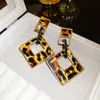 Brincos Pingente Gota de Madeira Cor de Café com Agulha de Prata, Brincos de Tarraxa Levemente Luxuosos de Alta Qualidade, Brincos da Moda Estilo Retrô Europeu e Americano