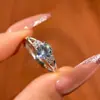 Anel Clássico de Prata Esterlina S925 com Moissanita Microcravejada em Quatro Garras, Estiloso e Elegante, Joia de Luxo Leve e Nobre, Perfeito para um Presente