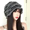 Chapéu de tricô plissado fashion listrado preto e cinza, novo estilo primavera e verão, nicho, malha fina, chapéu estiloso para cobrir a cabeça, afina o rosto