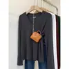 Camiseta popular de este año con cuello en V y manga larga para mujer, suave y cómoda, top interior versátil, elegante para ir al trabajo, capa base de otoño