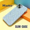 Funda de teléfono con diseño de piel de camarón estilo caliente fondo azul claro margarita pequeña iPhone17 sensación minimalista Apple 18pm película mate carcasa dura