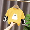 Top de estilo patchwork de dos piezas falsas, moderno y a la moda, para niñas, camiseta de manga larga a rayas de algodón puro con dibujos animados