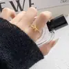 Anillo Único "Hazte Rico al Instante" Nuevo para Otoño e Invierno para Mujeres, Preciso Retro de Gama Alta Diseño de Nicho Accesorio de Mano Abierto Joyería
