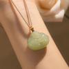 Atacado de fábrica pingente natural de jade afegão abraçando Buda feminino raiz de lótus amido Buda gelo alto olho de gato jade pingente de Buda