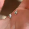 Pendientes de botón de estrella de cuatro puntas mini más vendidos de Xiaohongshu para mujer, diseño nicho simple, sentido del diseño, estrella, circón, pendiente para el día a día, moderno