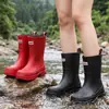 Botas de Chuva da Moda Transfronteiriças de Cano Médio para Mulheres com Solado Grosso Confortáveis Antiderrapantes para Uso Externo Acampamento Calçados Aquáticos para Mulheres Antiderrapantes Sapatos de Borracha para Cozinha para Mulheres