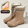 Botas de chuva femininas estilosas, resistentes ao desgaste, antiderrapantes, de cano médio, novas botas de chuva impermeáveis para uso externo, com fleece adicionado, sapatos de água para adultos, sapatos de borracha para trabalho
