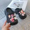 Zapatos Perforados de Primavera, Verano y Otoño con Lindos Conejitos, Kuromi y Cinnamoroll, Presentando una Variedad de Elementos, Cómodos Zapatos Doble Uso para Niños