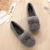 Sapatos femininos fofos de algodão, novo estilo inverno 2026, quentes, de sola reta, forrados com fleece, sola macia, com decoração de laço, sapatilhas estilosas e casuais