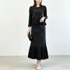 Conjunto de Dos Piezas de Moda de Gama Alta para Mujer para Otoño: Conjunto Miyake de Blusa de Manga Larga con Volantes y Falda de Cola de Pescado