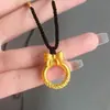 Colgante de Oro Pareja Lazo Hebilla de Seguridad Colgante Princesa Fugitiva Collar de Oro para Mujeres con Cuerda Trenzada Sensación de Alta Gama