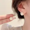 2023 nuevos pendientes de botón populares de nicho únicos de flor de resina pendientes de diseño pequeño y exquisito pendientes personalizados para mujer