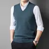 Chaleco de cuello en V, nuevo estilo otoño e invierno, chaleco de punto sin mangas ordinary para hombre, color liso, adecuado para ropa de negocios de mediana edad