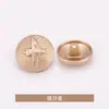Botones estilo insignia roscados y curvos, cosidos a mano, en un pequeño estilo inspirado en Chanel, adecuados para abrigos, chaquetas, suéteres y prendas de punto.; botones metálicos