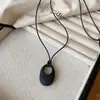 Collar con colgante ovalado de cordón de cuero estilo coreano, estilo minimalista y genial, cadena para suéter de otoño e invierno, accesorio versátil de nicho de alta gama