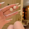 Pendientes de botón de perla envuelta estilo pequeño francés para mujer, lujo ligero, temperamento, sensación de alta gama, únicos, pendientes versátiles, joyería de oreja de moda