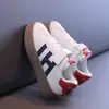Zapatillas Retro para Niñas Primavera 2026 Nuevas Zapatillas de Cuero para Niños Zapatos Blancos para Niños y Niñas Mayores Zapatos de Entrenamiento Alemanes