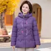 Novo casaco de inverno de algodão com enchimento de plumas para mães, com forro de fleece adicional e espessura extra, um estilo de corte solto adequado para mulheres de meia-idade e idosas, e um novo design de estilo chinês