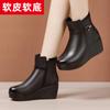 Botas Femininas de Couro Macio com Salto Plataforma e Salto Médio Estilo Novo Outono e Inverno 2025 Plataforma Solado Macio Versátil para Mãe Primavera e Outono Tamanho Grande Botas Individuais