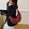 Bolsa de Ombro de Rebite de Luxo para Mulheres, Nova Bolsa de Ombro Retro de Verão 2026, Bolsa Meia-Lua de Grande Capacidade para o Dia a Dia