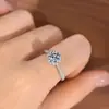 Anel de Prata Esterlina S925 com Moissanita de Um Quilate, Aro Fino Simples com Fileira de Diamantes, Anel de Pedida e Noivado, Joia Elegante de Luxo Leve