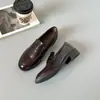 Sapatos baixos de couro pequenos estilo britânico retrô com salto grosso, sola macia, slip-on, sapatos de salto médio profissionais, novos mocassins de outono 2026 feminino