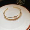 Pulsera de cruz de circonita de lujo ligero con apertura ajustable, nicho, sentido de alta gama, pulsera de moda para ir al trabajo, joyería versátil al por mayor