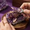 Broche Festivo de Ano Novo com um Toque Luxuoso e de Alta Qualidade, Feito de Liga Metálica com Diamantes em Formato de Peixe, um Acessório de Roupa