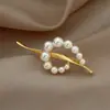 Broche de Mariposa para Mujer Sentido de Gama Alta Nicho Venta al por Mayor Pin de Perla Temperamento Fijo Metal Traje Joyería de Perlas