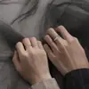 Anillos de Pareja para Hombres y Mujeres con un Suave Diseño Envolvente, Estilo Coreano y Japonés, Anillos Minimalistas Simples de Moda con un Diseño Único de Nicho y Emparejamiento Abierto