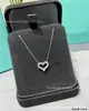 Collar con Colgante en Forma de Corazón Totalmente Incrustado V-Gold Edición de Alta Gama t Marca, Diseño de Nicho de Lujo Ligero, Cadena Sencilla y Elegante para la Clavícula en Forma de Corazón de Verano
