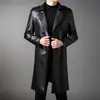 Gabardina para Hombre 2025 Otoño e Invierno Doble Botonadura Estilo Media Longitud con Diseño de Cinturón, Chaqueta de Cuero PU de Lujo Juvenil para Negocios