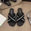 Chinelos de Solado Grosso Estilo Chanel para Mulheres 2026 Verão Novidade Moda Coreana Sandálias de Tira Cruzada com Pérolas Chinelos de Praia para Mulheres