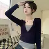 Camiseta de Manga Longa com Decote V Khaki Falsa Dupla Peça Outono 2026 para Mulheres, Estilo Designer, Nicho, Camada Base Slim Fit