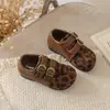 Zapatos de cuero retro de punta dividida, nueva colección primavera/otoño 2026, zapatos de niña estilo coreano con detalles de hebilla, zapatos Mary Jane de suela blanda