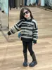 Outono e inverno de 2024 nova roupa infantil coreana para meninas suéter de tricô estilo preguiçoso listrado calça de ioga composta de veludo Ollie