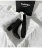 Botas de Cano Curto Marrons Chuyuji Femininas de Salto Alto, Novas Outono/Inverno Camurça com Zíper nas Costas Salto Bloco Francês Elásticas Bico Quadrado Botas Slim