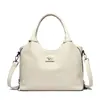 El nuevo bolso cruzado para mujer de Amazon es un bolso de hombro de cuero suave, liso y de color sólido, con un diseño elegante y moderno, adecuado para mujeres como bolso de mano cruzado.