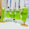 Casa de Muñecas Creación Ambiental Jardín de Infancia Área de Arte Mini Muñecas Ropa Hecha a Mano para Niños Personitas Modelo de Pie Estante de Exhibición