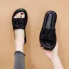 Chinelos de Couro Macio para Mulheres, Novo Estilo Verão 2026, Sola Grossa Reta, Sola Macia Estilo Fada, Antiderrapante, Adequado para Praia