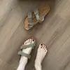 Sapatos Femininos Versáteis Estilo Coreano com Solado Grosso e Biqueira Aberta para Uso Externo, Nova Moda Tendência Primavera/Verão 2026 Sandálias Slide Versáteis